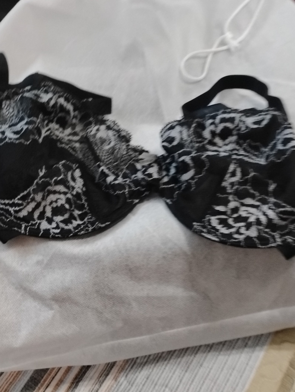 Simply Vera Vera Wang Underwire Sexy Black and White Lace Bra.  Nwot.  Size 38 C